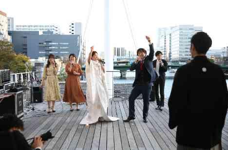 ルーフトップで乾杯!自由なウェディングパーティの演出画像