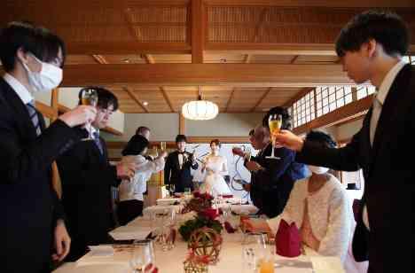 家族と一緒に（季節：冬／人数10名）の披露宴画像