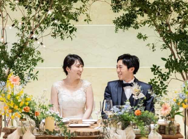 花を紡ぎ灯りで“つなぐ“アットホームWeddingの挙式実例画像