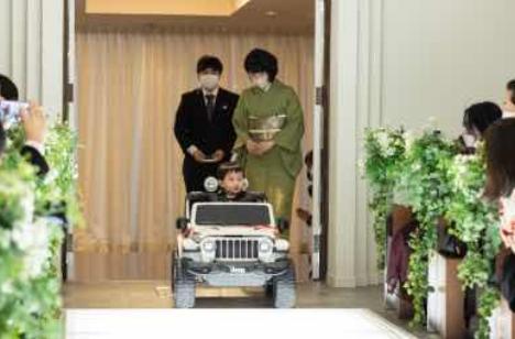 花を紡ぎ灯りで“つなぐ“アットホームWeddingの挙式画像