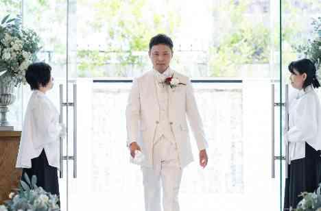 近い距離感でゲストと過ごすアットホームな結婚式の挙式画像