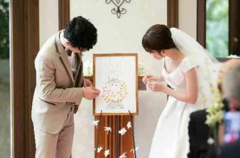 一足早い春の訪れを告げるミモザ Weddingの挙式画像