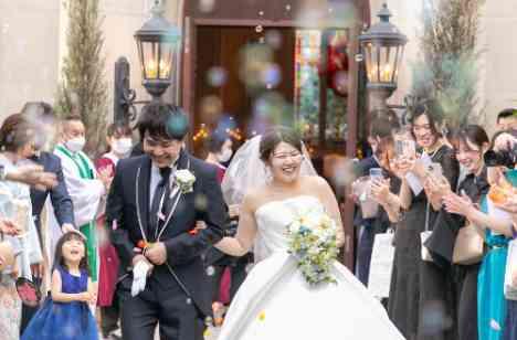 笑顔あふれる大好きに囲まれた結婚式！の挙式画像