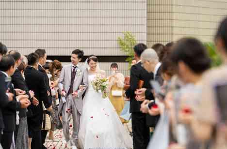光溢れる愛の祝福 チャペルウェディングの挙式画像
