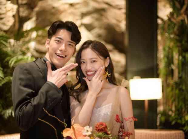秋らしい深みのあるカラースタイルでおしゃれな結婚式の挙式実例画像