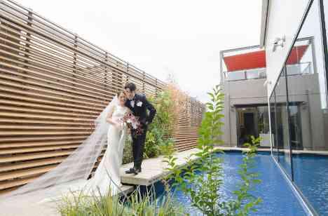 秋らしい深みのあるカラースタイルでおしゃれな結婚式の挙式画像