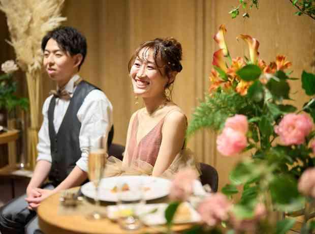 たくさんのゲストに囲まれた温かいご結婚式の挙式実例画像