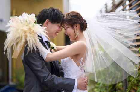 たくさんのゲストに囲まれた温かいご結婚式の準備・打ち合わせ画像