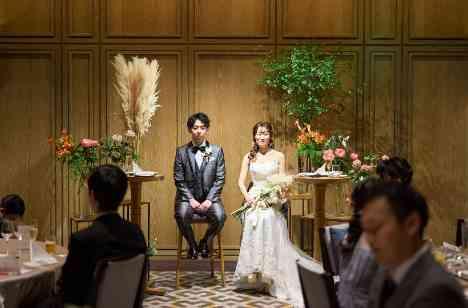 たくさんのゲストに囲まれた温かいご結婚式の挙式画像