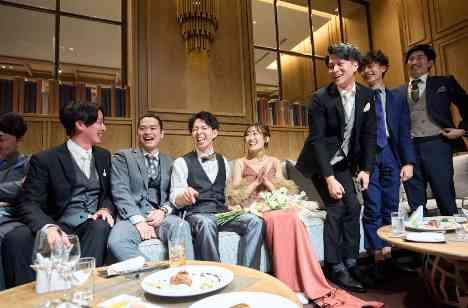 たくさんのゲストに囲まれた温かいご結婚式の披露宴画像