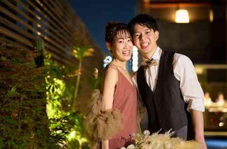 たくさんのゲストに囲まれた温かいご結婚式の演出画像