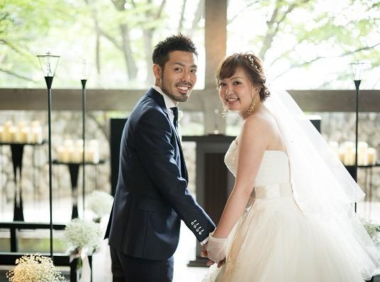 貸切空間で感謝を伝える真夏のウエディングの挙式実例画像