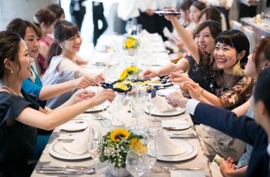 貸切空間で感謝を伝える真夏のウエディングの披露宴画像