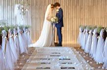 装花と装飾が美しいアンティーク空間の結婚式の挙式画像