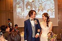 装花と装飾が美しいアンティーク空間の結婚式の演出画像