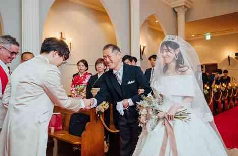 バトンタッチの瞬間は笑顔でこれからも宜しくね！の挙式画像