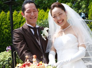 美食でおもてなし　ガーデンパーティの挙式実例画像