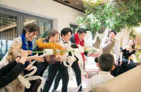 ワクワクするような同窓会ウエディングの演出画像