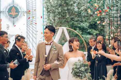 全天候型で安心 ゲスト全員でガーデンウェディングの挙式画像