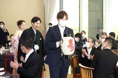 緑に囲まれた中、大切なゲストと過ごす人前式と披露宴の演出画像