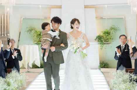 空間を春色に染めて、おもてなしで感謝を伝える結婚式の挙式画像