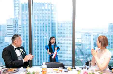 大切なゲストに囲まれた家族のお披露目会の演出画像
