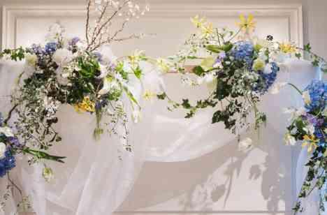 ゲストに感謝を伝えるで料理でおもてなしする結婚式の披露宴画像