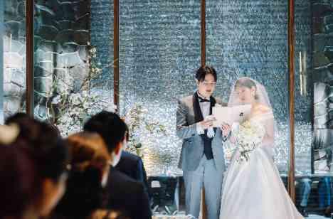 トレンド感たっぷりの韓国風weddingの挙式画像