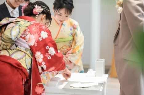 笑顔がこぼれる美食の数々！おもてなしウェディングの挙式画像