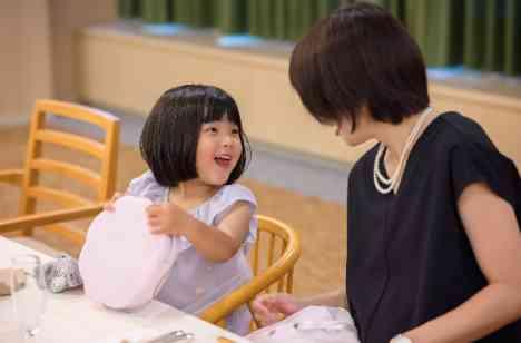 “家族だんらん”がテーマのアットホームなご家族様婚の披露宴画像