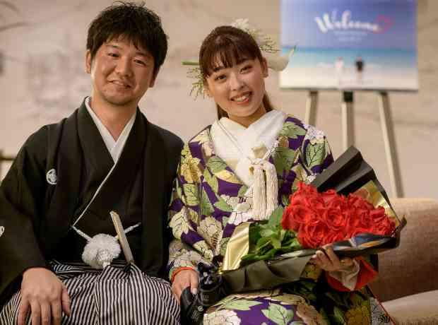 ゲストと一緒に笑顔でいっぱいのパーティの挙式実例画像