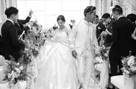 家族とゲスト様全てを繋ぐ特別な結婚式の挙式画像