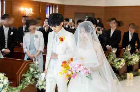 春っぽい可愛さも取り入れたアットホーム結婚式の挙式画像