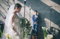 「ラスティックグリーン」がテーマの飾らない結婚式の挙式画像