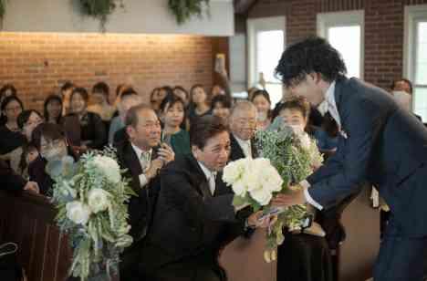 笑顔がたえない50年後も思い出す記憶に残る結婚式！の挙式画像