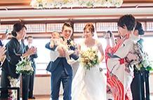 格式高い和モダンな空間で、感謝を贈るパパママ婚の挙式画像