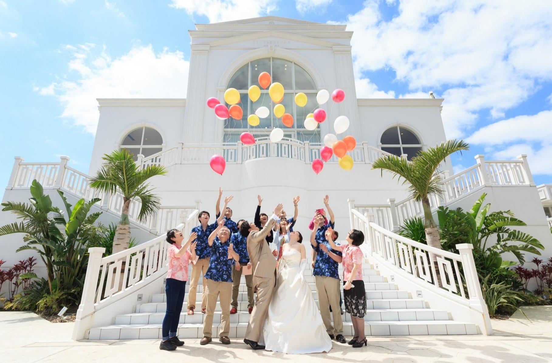 大切なゲストと じっくり過ごす沖縄Weddingの挙式画像