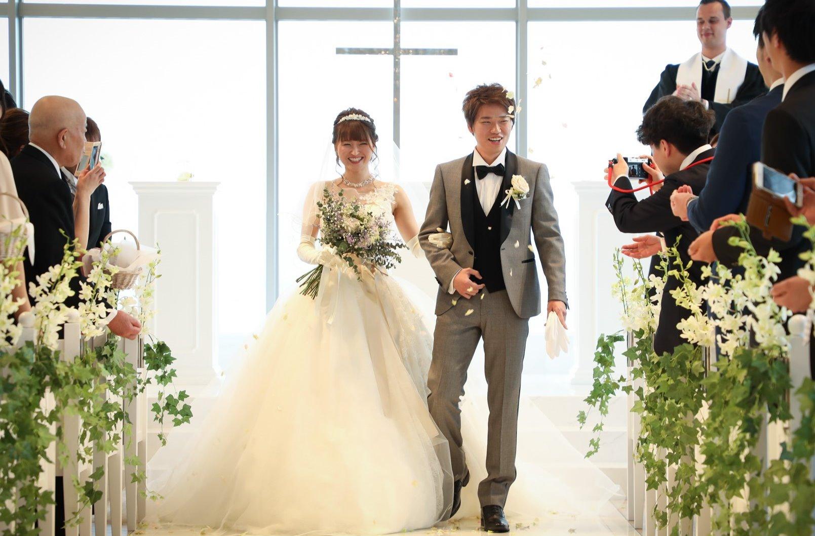 アットホームで笑顔溢れる結婚式の挙式画像