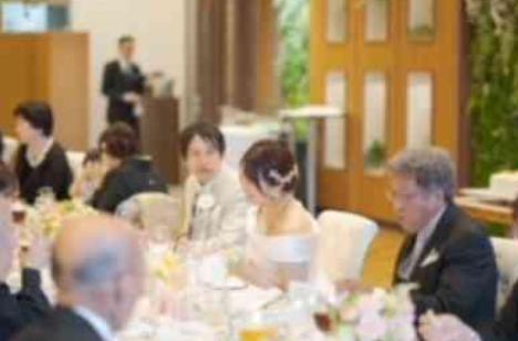 ゲストの皆様と笑顔いっぱいのパーティーの披露宴画像