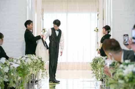 大切な家族、友人に感謝を伝える結婚式の挙式画像