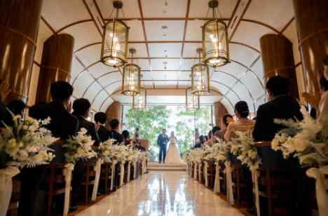 みなとみらいの景色の中でおもてなしweddingの挙式画像