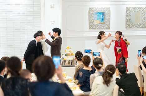 愛に包まれ感謝を贈るサプライズＷeddingの披露宴画像