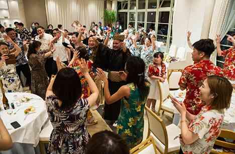沖縄の伝統を取り入れたアットホームウエディングの演出画像