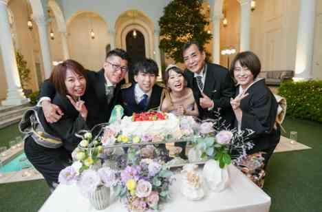 家族だけの特別な貸切空間で想いを伝える暖かな結婚式の披露宴画像