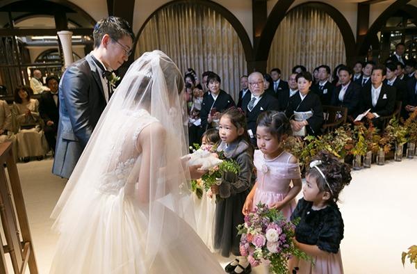 サプライズ盛りだくさんの結婚式の挙式画像