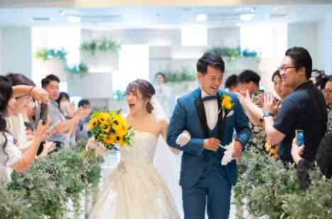ドレスコードのテーマは「リゾート旅行」！
の挙式画像