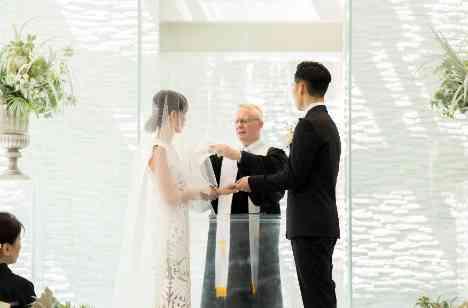 おふたりらしい「楽しい」に溢れた結婚式の挙式画像