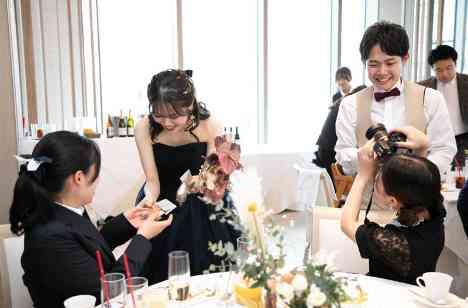 ゲストと楽しむアットホームウェディングの演出画像