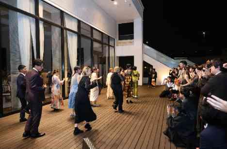 大好きな音楽と友人に囲まれる海外パーティの演出画像