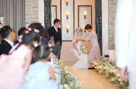 家族5人で叶える大切な仲間に見守られる結婚式の挙式画像